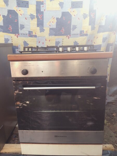 Vand masina de spalat vase si aragaz Whirlpool.